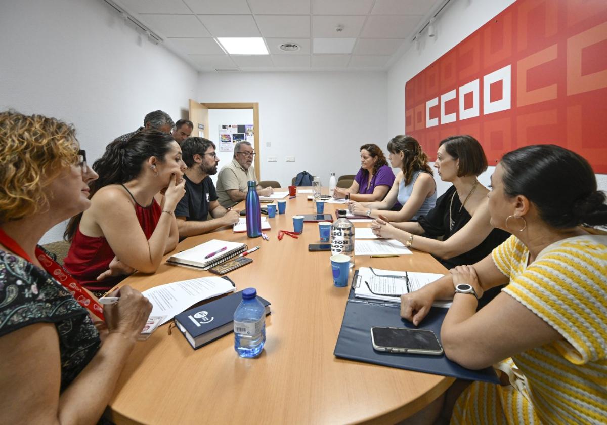 Los representantes sindicales, con miembros de la nueva plataforma en la sede de CC OO.