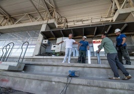 Felipe Moreno, a la izquierda, junto al ingeniero Javier Domínguez, de espaldas, y dos operarios en la zona del fondo norte donde se está instalando uno de los nuevos marcadores.