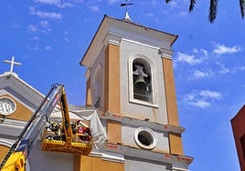 Una grúa, ayer, en una de las torres de la iglesia que será restaurada.