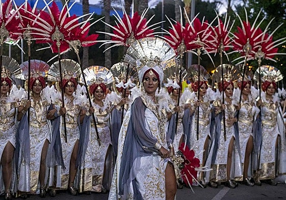 La comparsa J'Alhamed ha sido la encargada de representar al resto de las comparsas moras con su embajada.