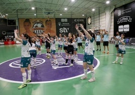 Las jugadoras del STV Roldán se despiden del público en la final contra el Futsi.
