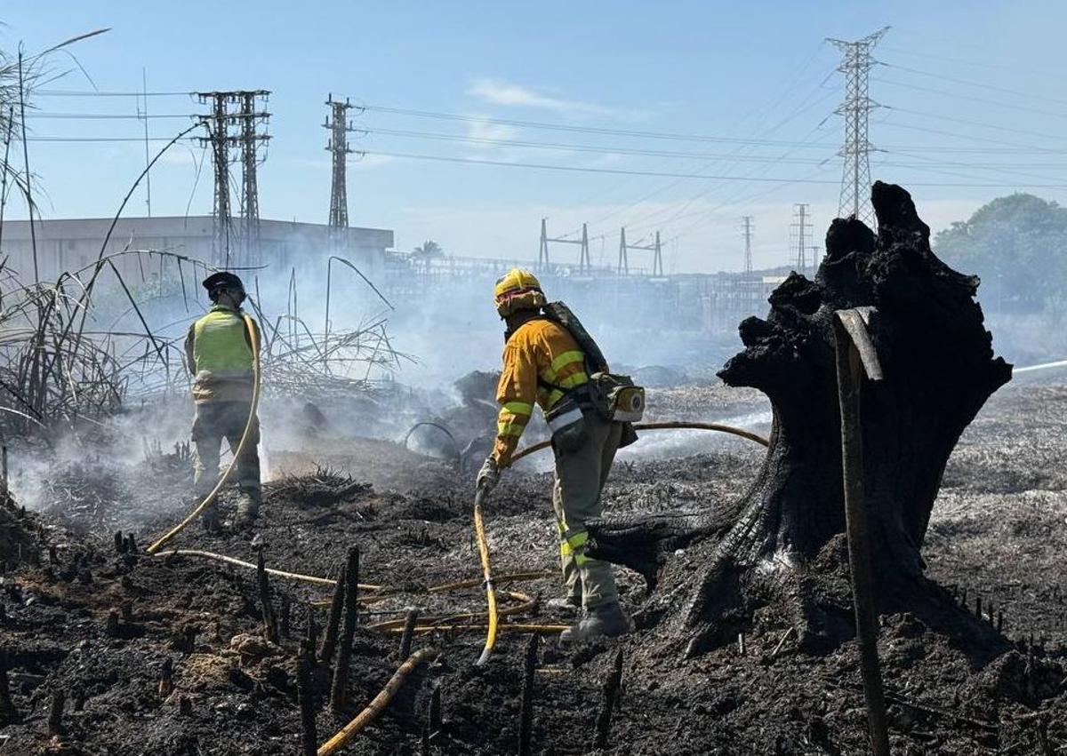 Imagen secundaria 1 - Apagan un incendio en Murcia que provocó una gran columna de humo negro