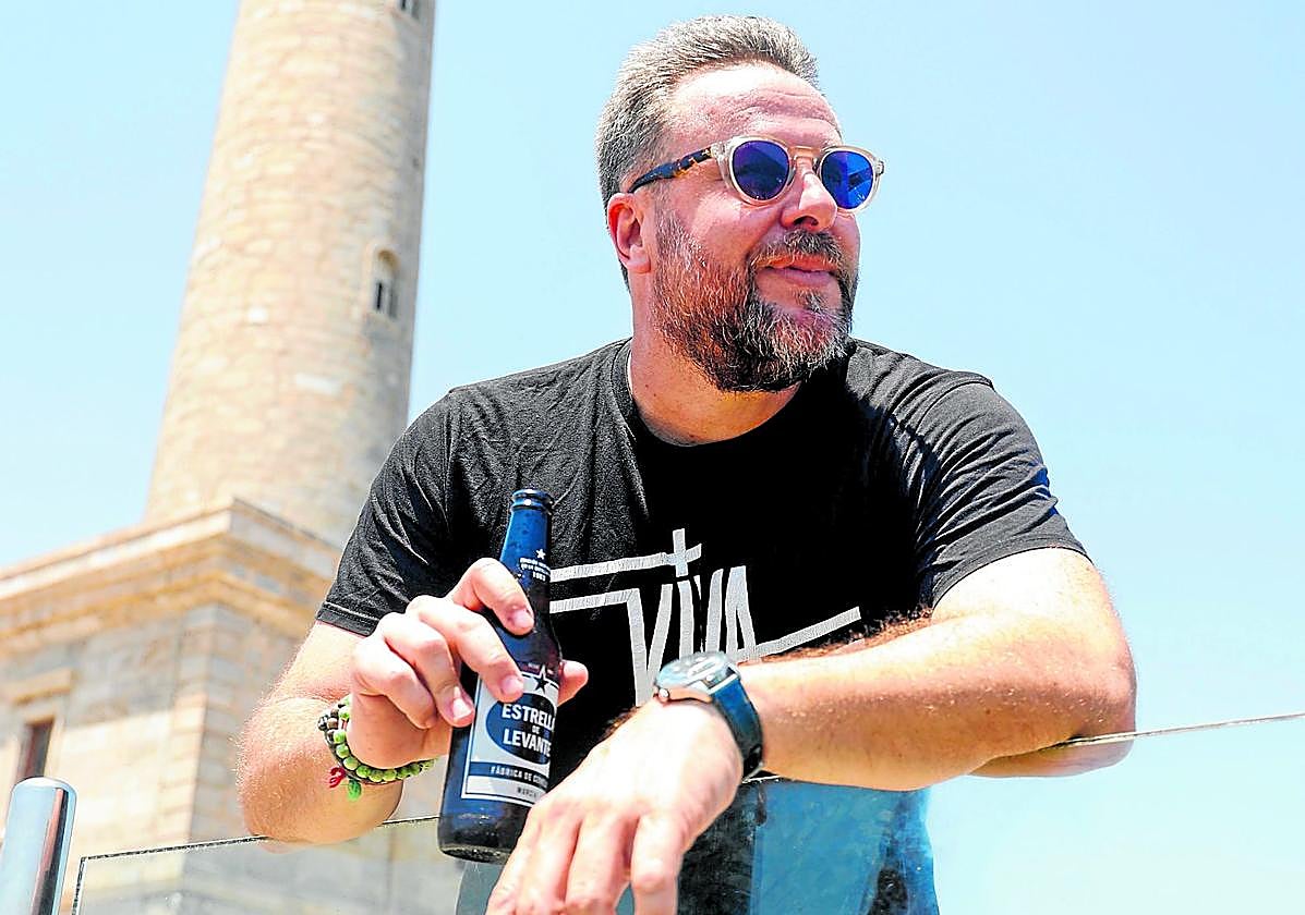 Yayo Delgado, con la camiseta de sus queridos Viva Suecia y bebiéndose una cerveza (Estrella de Levante, claro), junto al faro de Cabo de Palos.