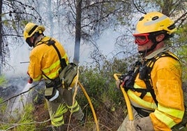 Bomberos trabajando en el lugar del incendio, este viernes.