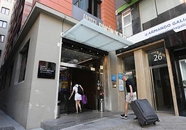 Turistas entrando a un hotel de Murcia en una imagen de archivo.