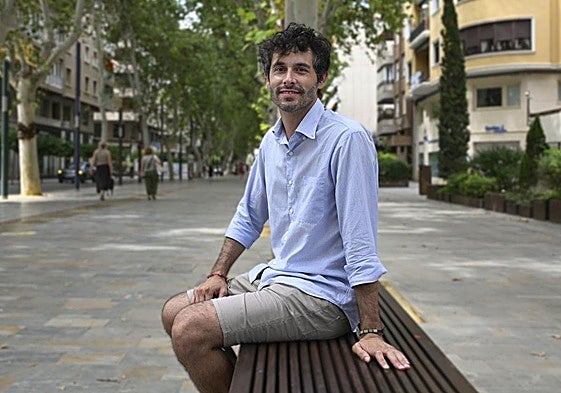 El paleontólogo Pedro Piñero, en el paseo Alfonso X el Sabio de Murcia, frente al Museo Arqueológico de la Región.