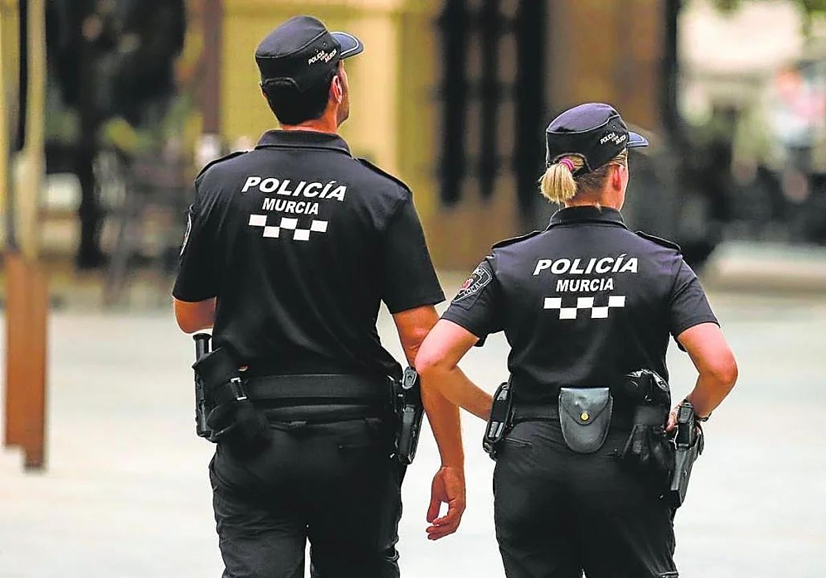 Dos agentes de la Policía Local, patrullando por el centro de Murcia.