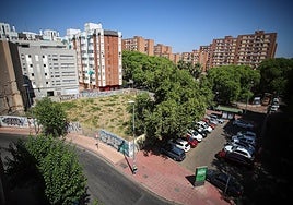 Solar ubicado entre las calles Puerta de Orihuela y Santa Rita, en el barrio de la fama, en el que se planea acometer la actuación.