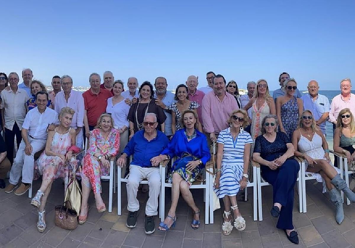 Parte de los miembros de la Asociación Gastronómica y Cultural Las Carchelas de Cartagena-Murcia, en el restaurante Miramar, con el gerente del local, Carlos Méndez.