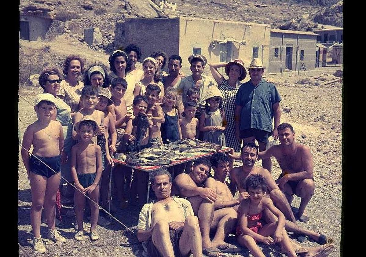 Imagen principal - Familia y amigos muestran los resultados de la pesca. Estampa familiar. Una tarde en el porche (años 70).