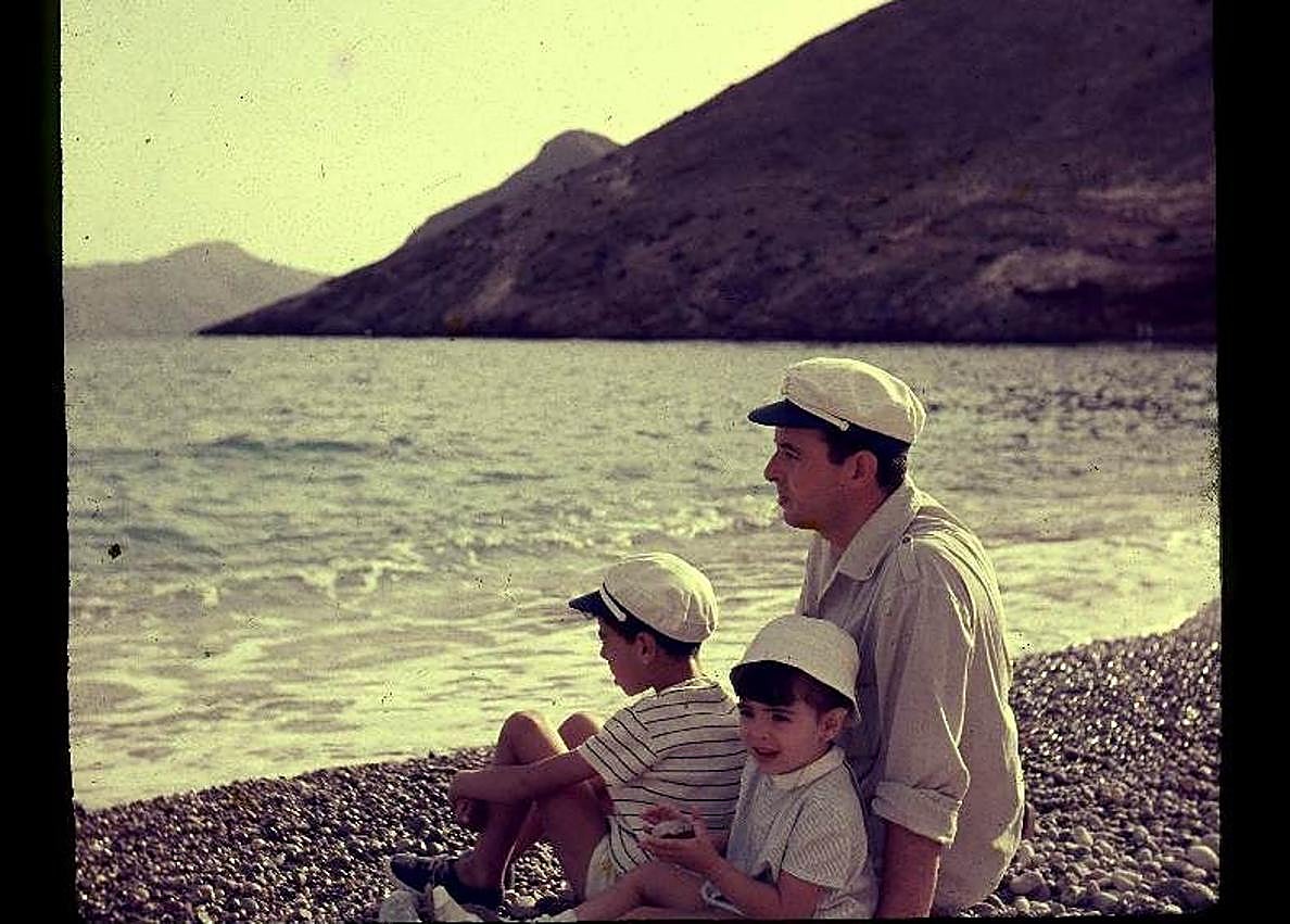 Imagen secundaria 1 - Familia y amigos muestran los resultados de la pesca. Estampa familiar. Una tarde en el porche (años 70).