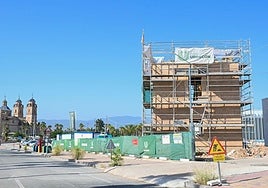 Torre del Corralazo, en plena reconstrucción; al fondo, el monasterio de los Jerónimos.