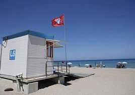 La playa del Pedrucho, cerrada al baño este lunes por vertidos de aguas fecales.