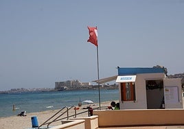 Un puesto de socorrismo mostraba este lunes la bandera roja que prohíbía el baño por el vertido.