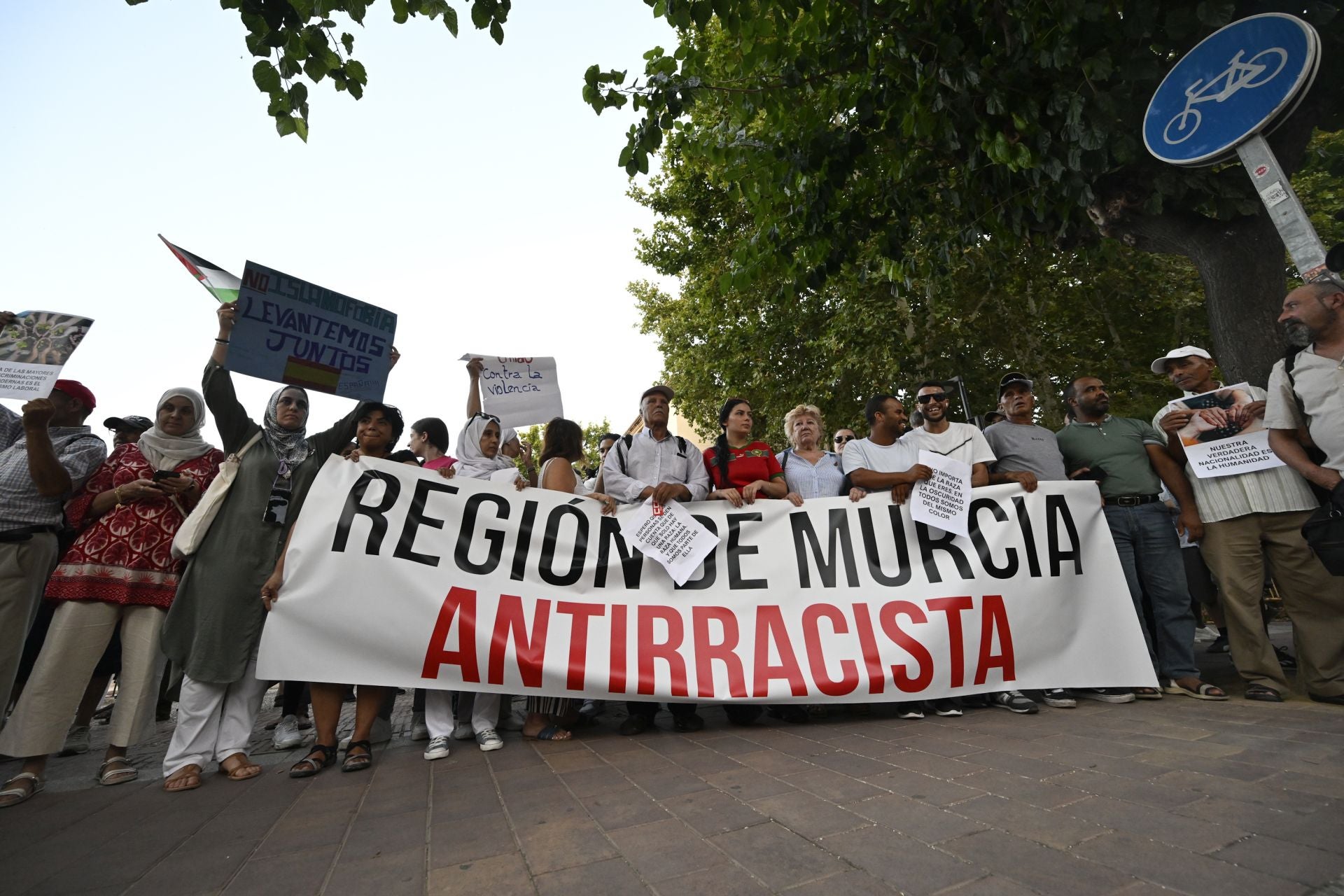 En imágenes, la protesta contra el racismo celebrada en Murcia
