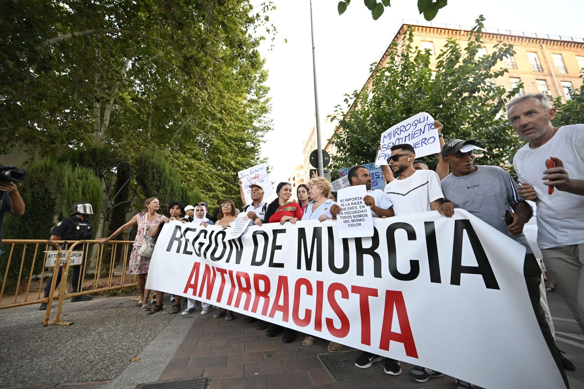 En imágenes, la protesta contra el racismo celebrada en Murcia