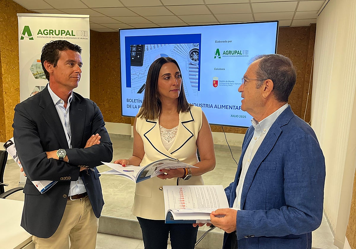 La consejera Sara Rubira, junto a César Nicolás y José García, secretario general y presidente de Agrupal, este lunes.