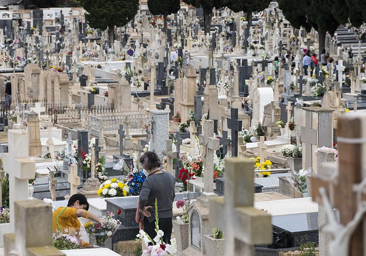 Tumbas en uno de los sectores del cementerio municipal de Los Remedios.