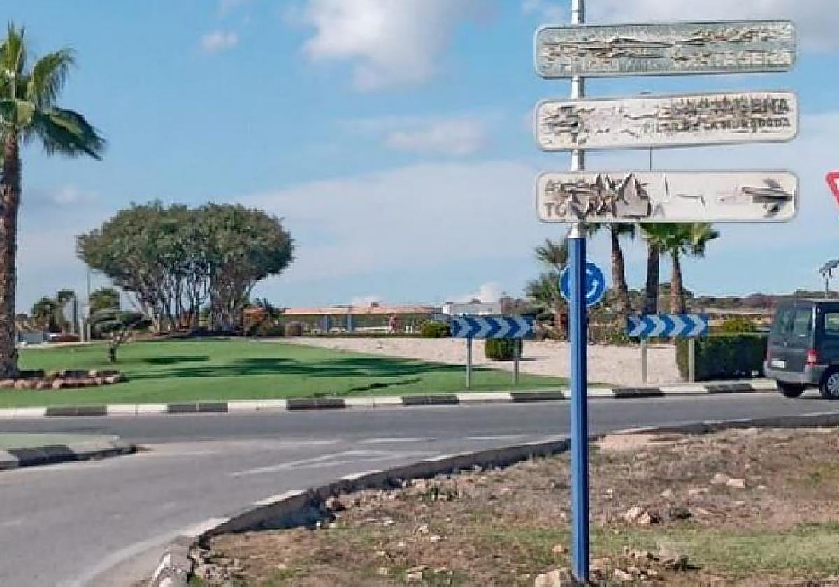 Señalización ilegible en una rotonda de Orihuela Costa.