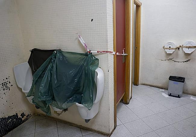 Inodoros fuera de servicio en los aseos de la estación.
