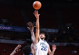 Almansa lanza en un partido de la liga de verano con Philadelphia.