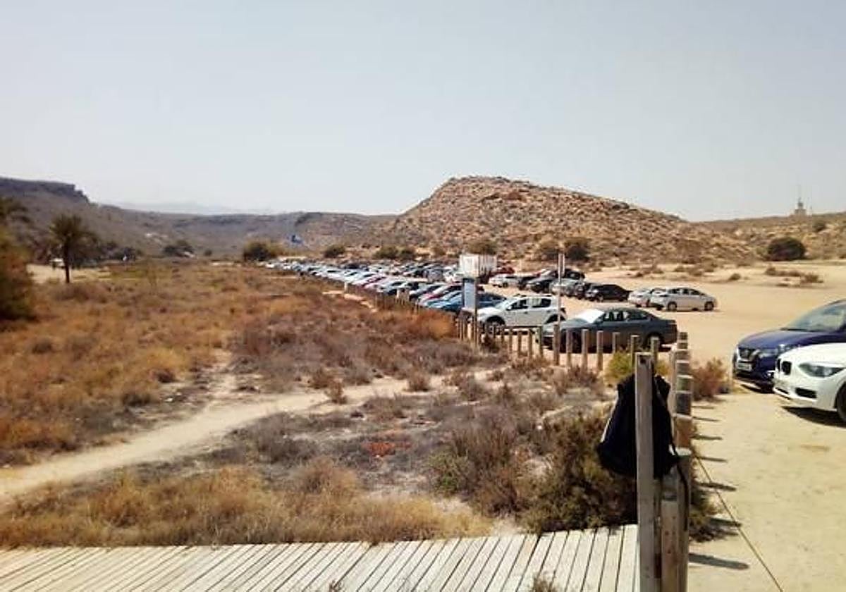 Imagen de archivo de un aparcamiento en una playa.
