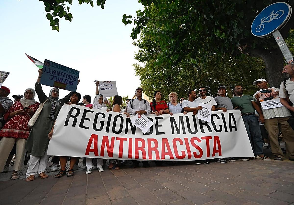 Un momento de la manifestación contra el racismo celebrada este lunes en Murcia.
