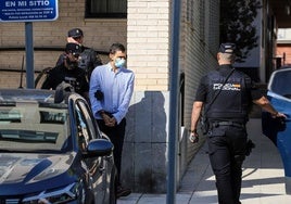 Los agentes trasladan a prisión al acusado de matar a su padre en Molina de Segura.