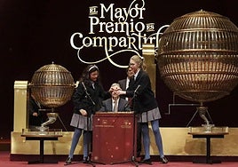 Los niños de San Ildefonso sacan las bolas de sorteo de la Lotería de Navidad, en una imagen de archivo.