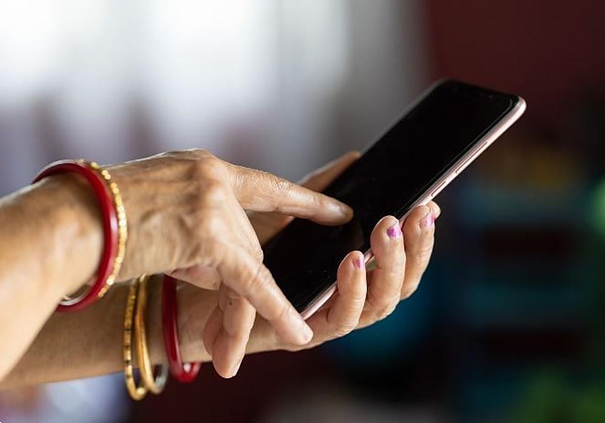 Una mujer hace una reserva a través del móvil.