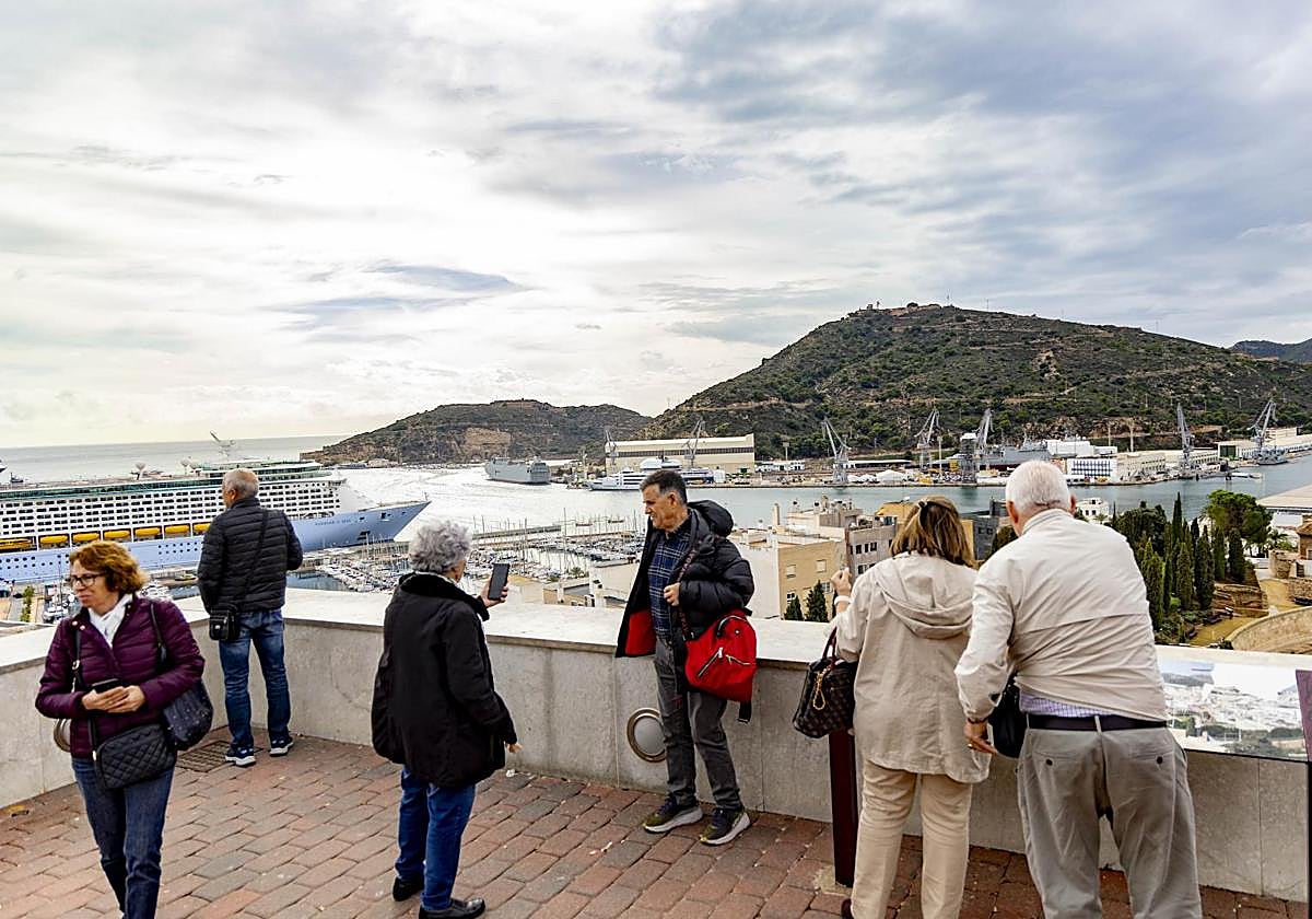 Turistas observan Galeras desde la cima del parque Torres.