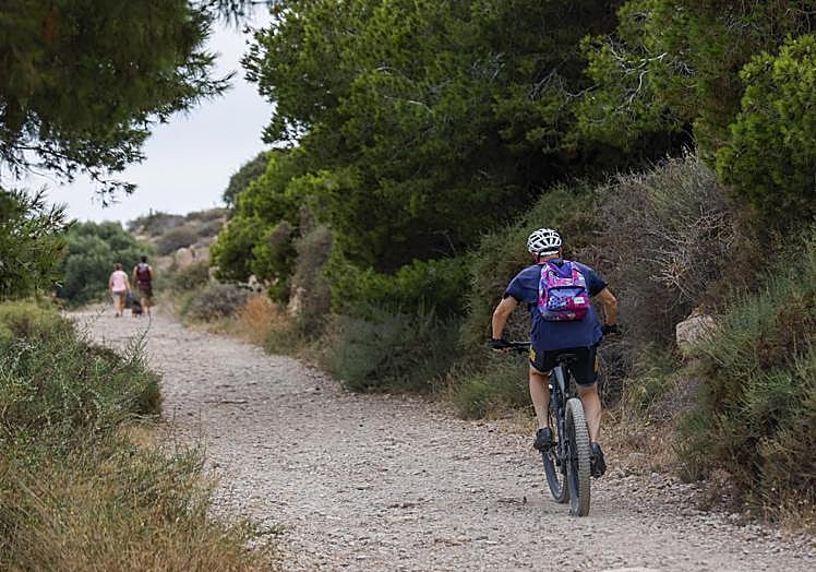 Un ciclista pasea por uno de los senderos que discurren por el monte de Galeras.