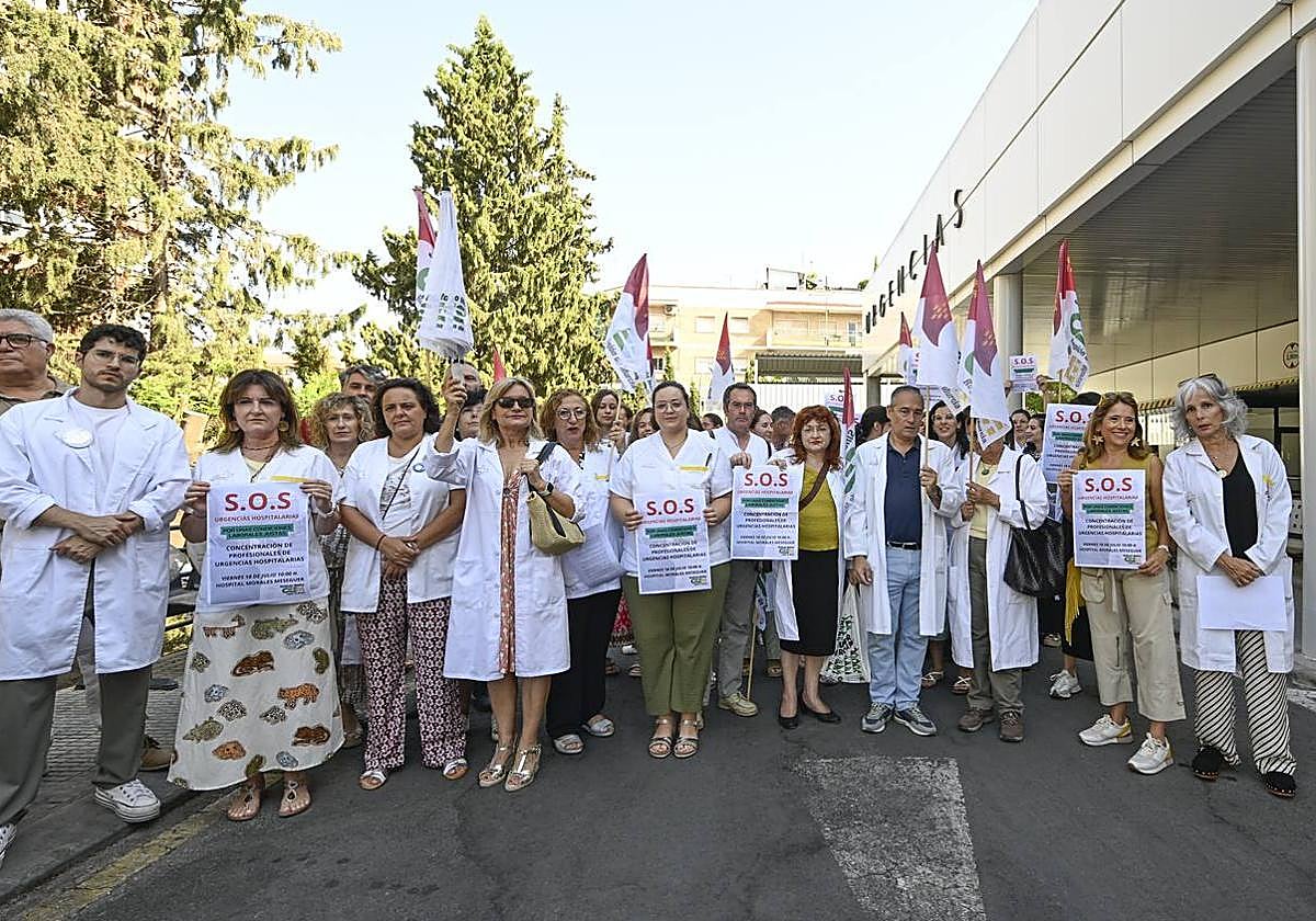Concentración del Sindicato Médico la semana pasada en el Morales Meseguer, en protesta por la situación de las Urgencias.