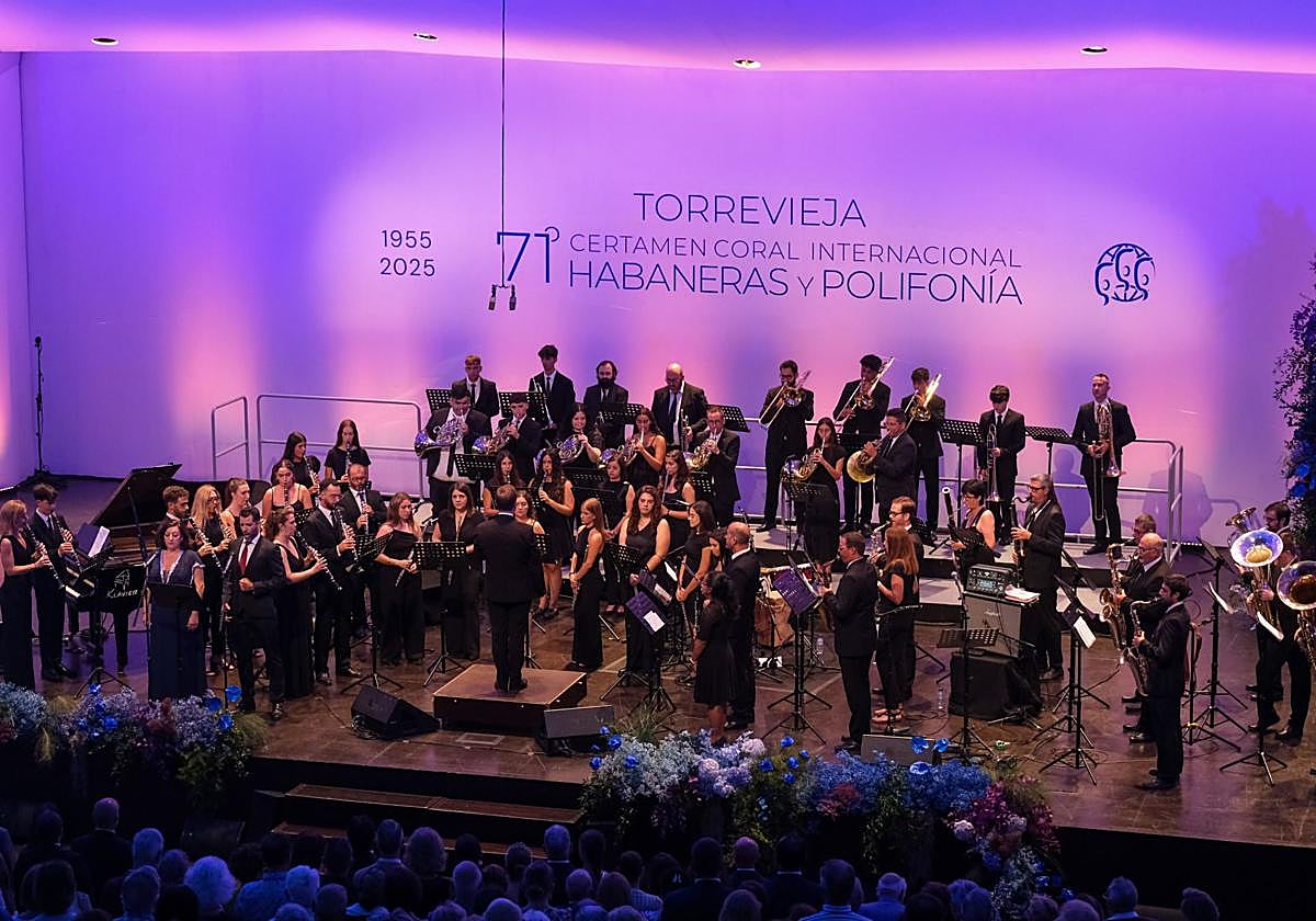 Actuación de la Unión Musical Torrevejense durante el 71 Certamen Coral internacional de Habaneras y Polifonía.
