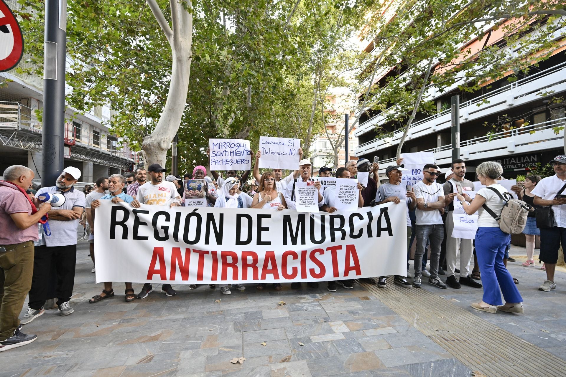 En imágenes, la protesta contra el racismo celebrada en Murcia