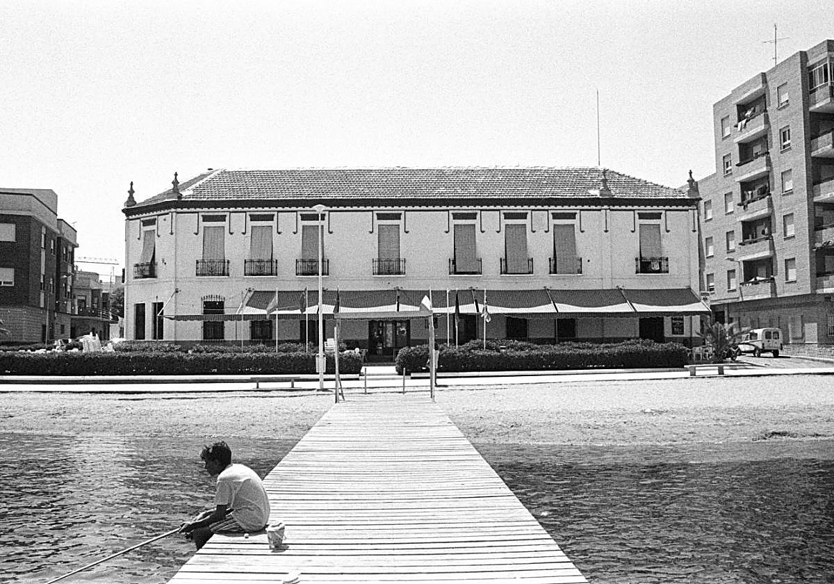 Los Alcázares. Vista exterior de la fachada del Hotel Balneario La Encarnación, desde la pasarela de madera (c. 1988).