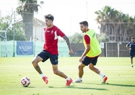 Joao Pedro Palmberg (22 años) y Sergio Moyita (32) durante un entrenamiento del Real Murcia en Pinatar Arena.