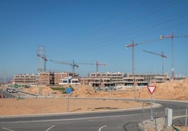 Edificios en construcción en el sector de La Hoya, donde se levantarán viviendas públicas.