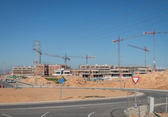 Edificios en construcción en el sector de La Hoya, donde se levantarán viviendas públicas.