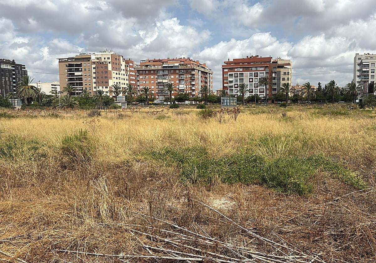 Solar en el que se ubicará el nuevo aparcamiento disuasorio de Murcia.