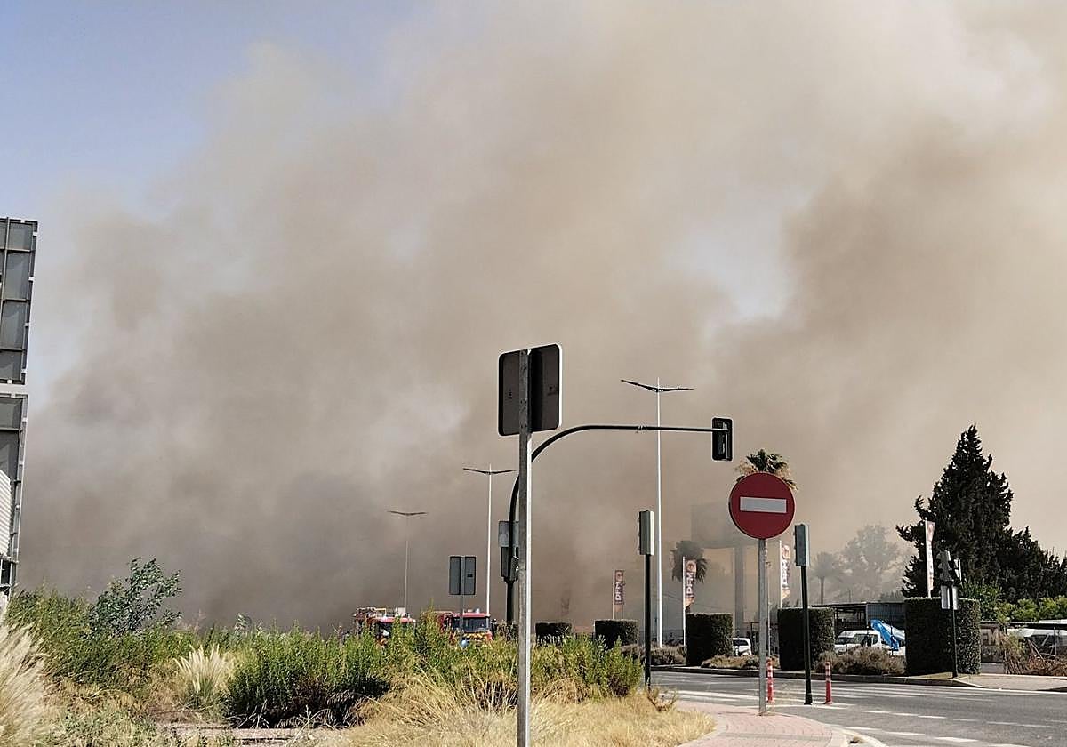 La avenida Miguel Indurain tiene que ser cortada al tráfico por el humo.