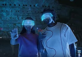 Dos usuarios en una experiencia inmersiva de realidad virtual.