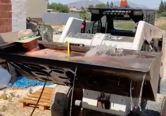 La sorprendente piscina improvisada de unos albañiles murcianos para combatir el calor en una obra.