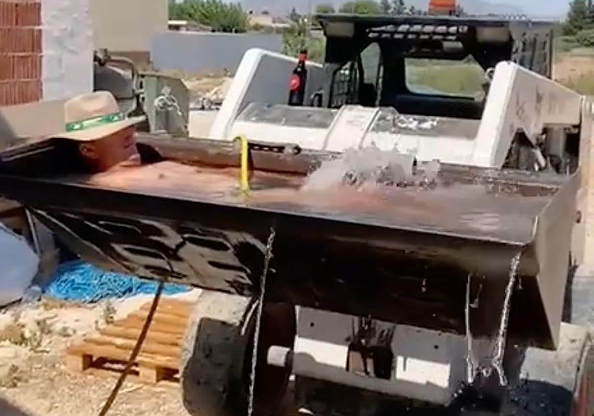 La sorprendente piscina improvisada de unos albañiles murcianos para combatir el calor en una obra.