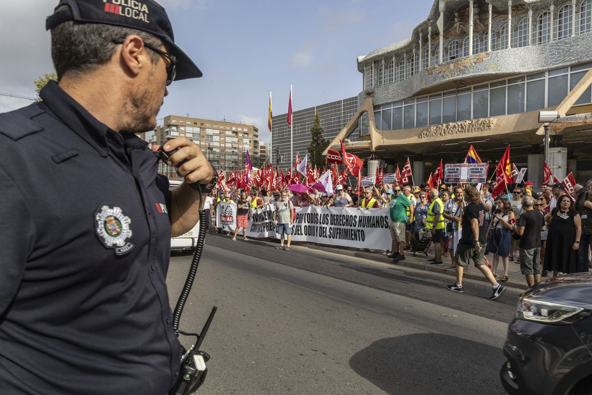 La concentración contra los Presupuestos a las puertas de la Asamblea Regional, en imágenes