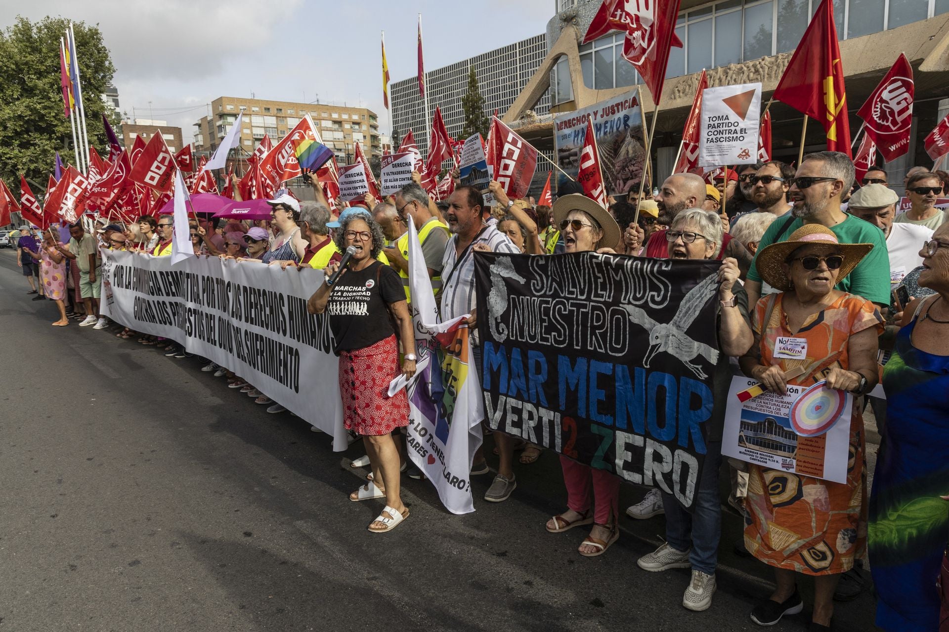 La concentración contra los Presupuestos a las puertas de la Asamblea Regional, en imágenes