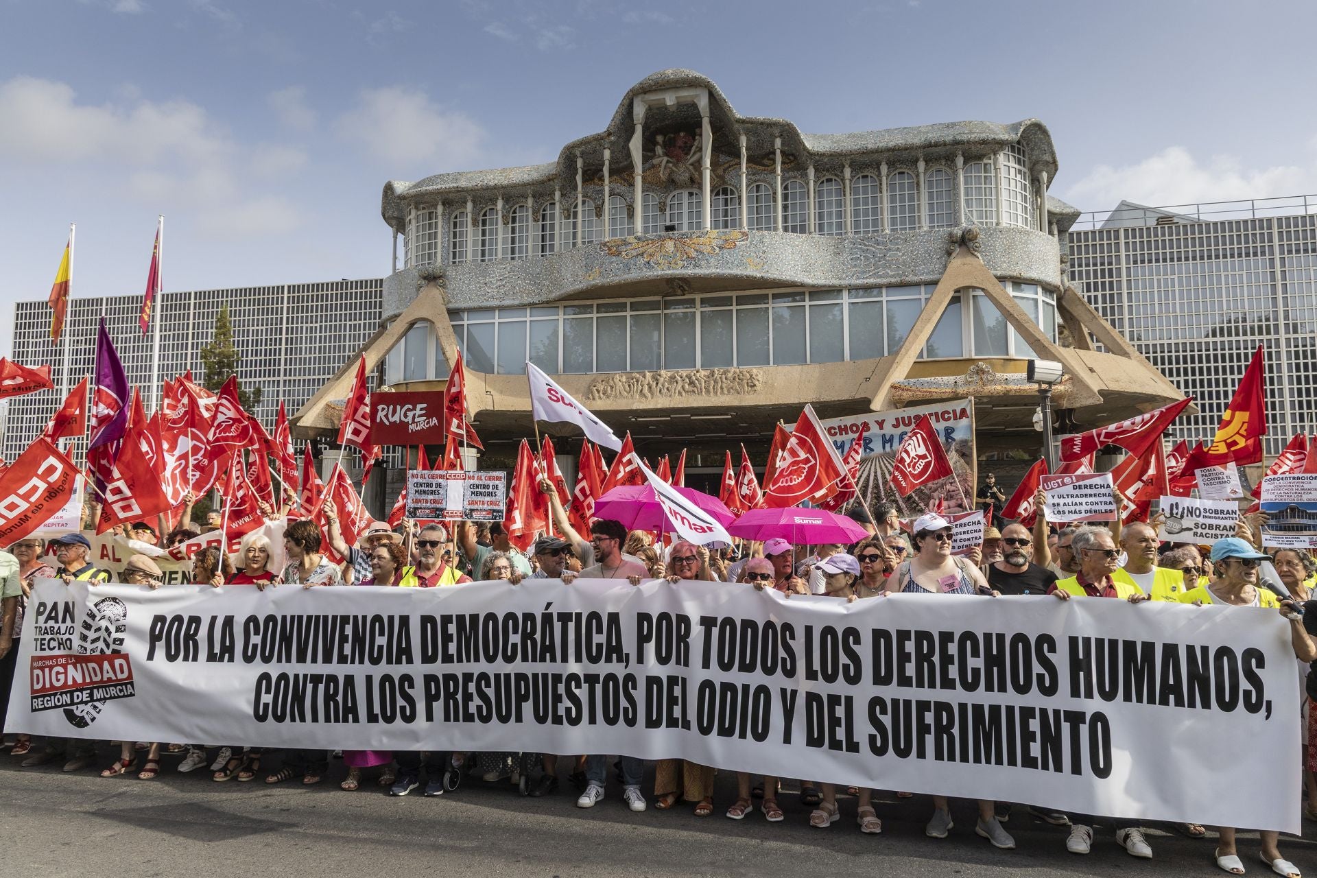 La concentración contra los Presupuestos a las puertas de la Asamblea Regional, en imágenes