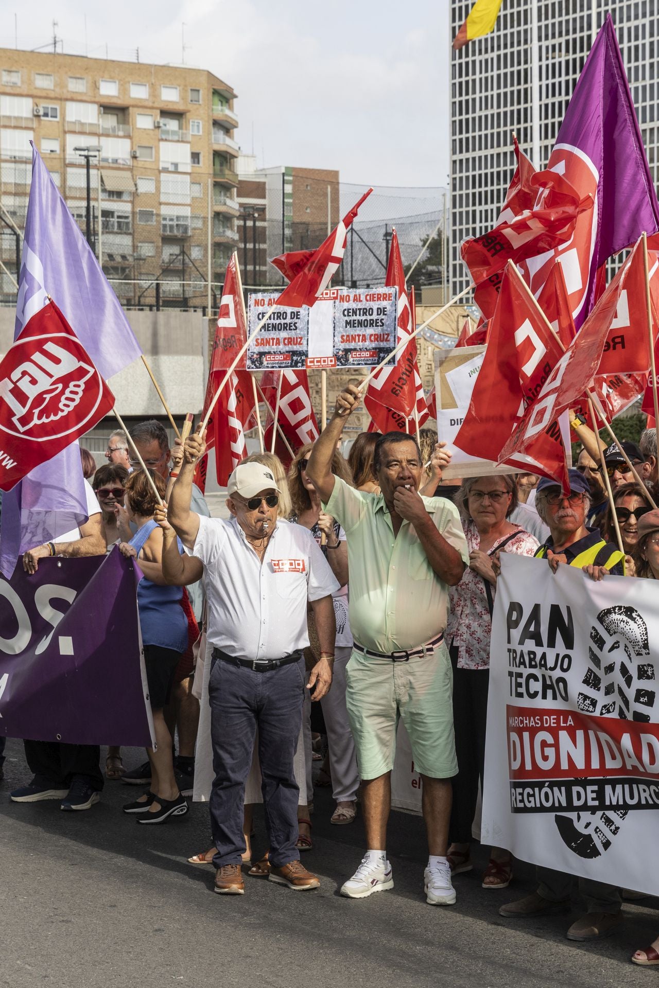 La concentración contra los Presupuestos a las puertas de la Asamblea Regional, en imágenes