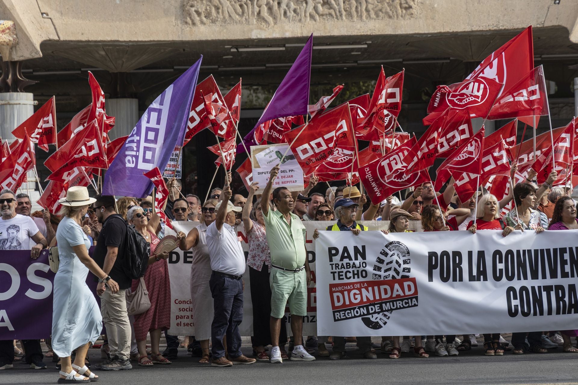 La concentración contra los Presupuestos a las puertas de la Asamblea Regional, en imágenes