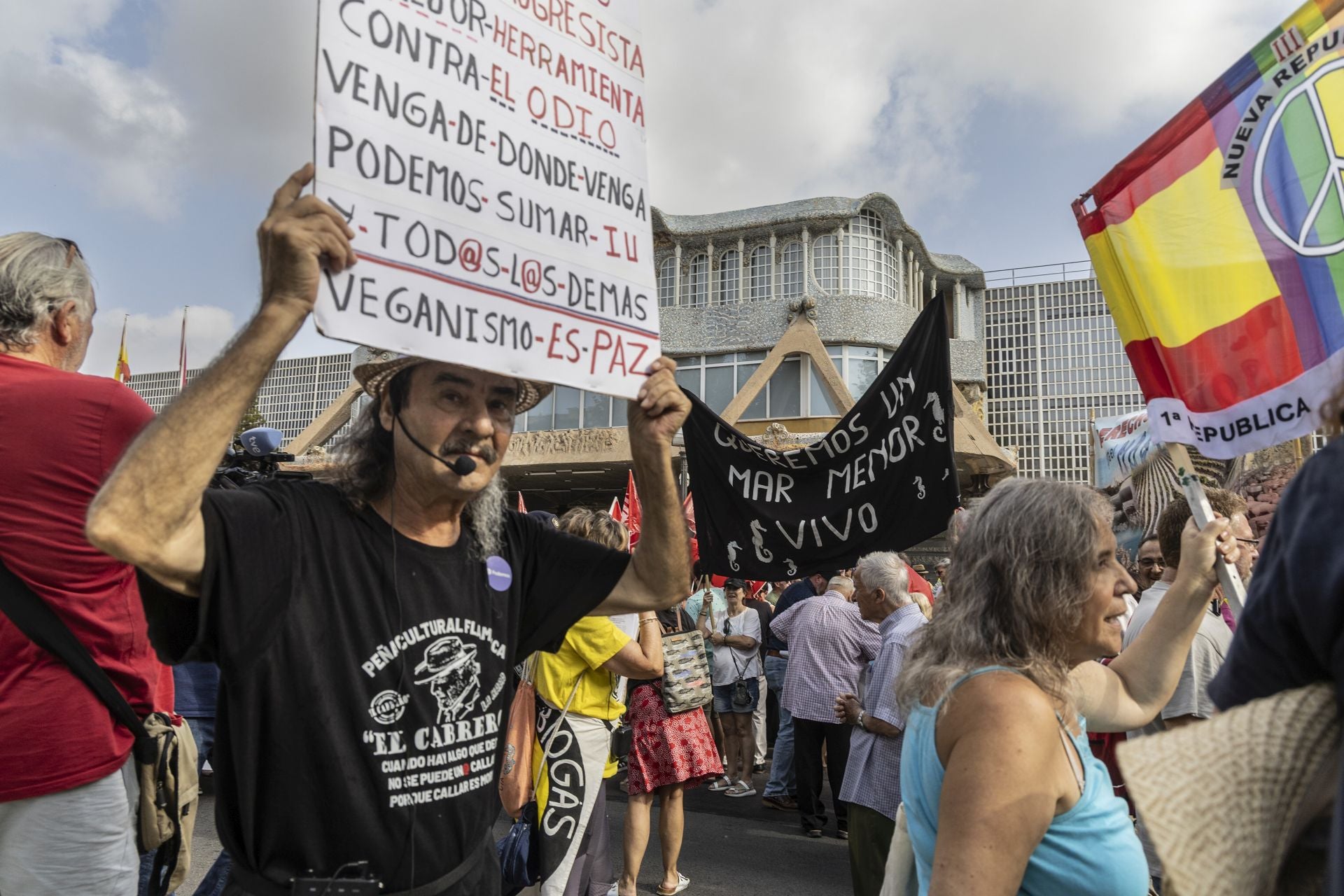 La concentración contra los Presupuestos a las puertas de la Asamblea Regional, en imágenes